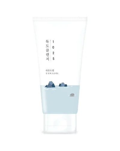 Envase de 1025 Dokdo Cleanser sobre fondo blanco