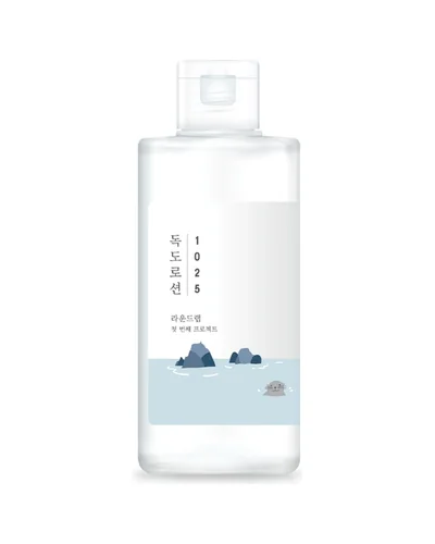 Envase de 1025 Dokdo Lotion sobre fondo blanco