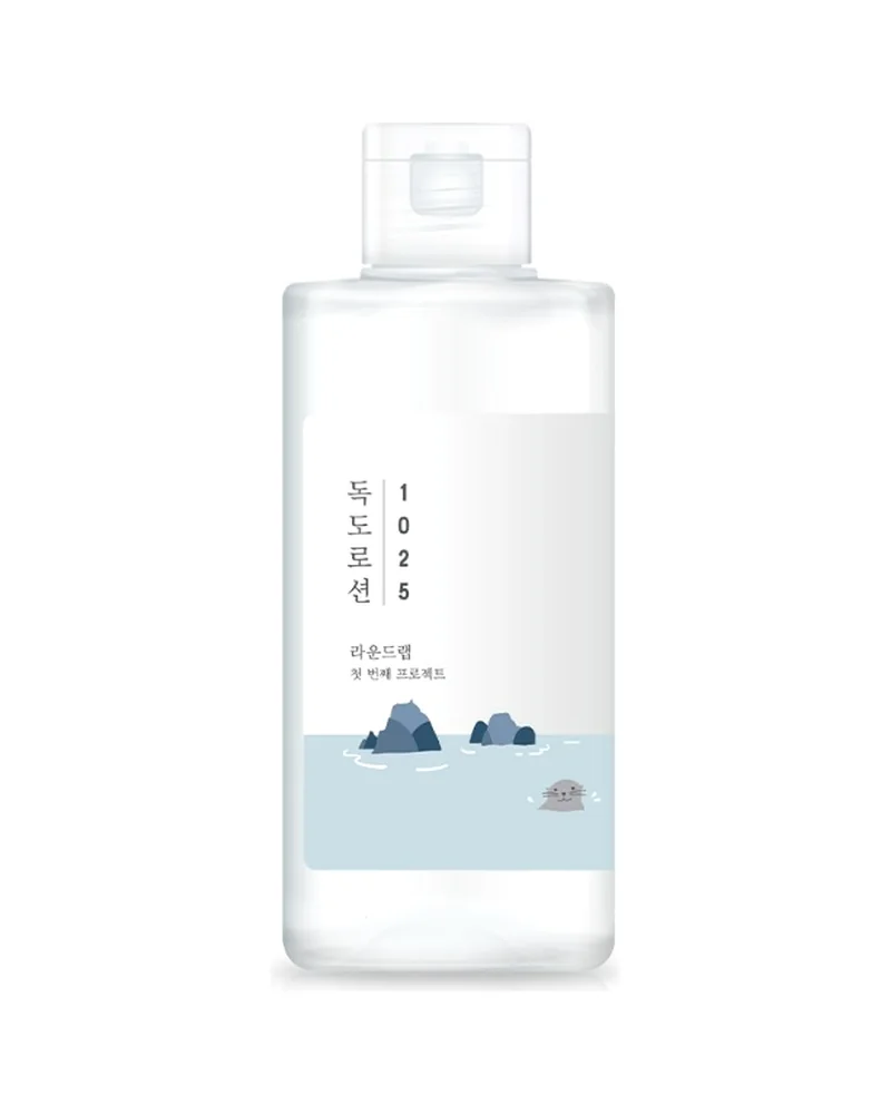 Envase de 1025 Dokdo Lotion sobre fondo blanco