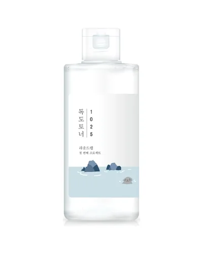 Envase de 1025 Dokdo Toner sobre fondo blanco