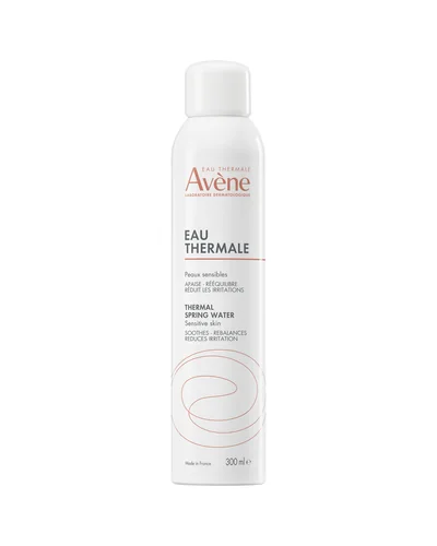 Envase de Agua termal de Avène Spray sobre fondo blanco