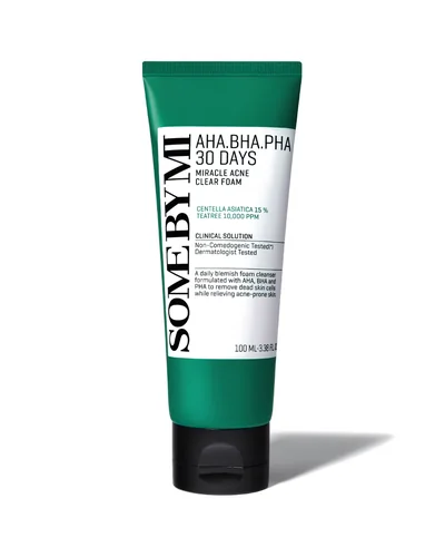 Tubo de AHA·BHA·PHA 30 Days Miracle Acne Clear Foam sobre fondo blanco