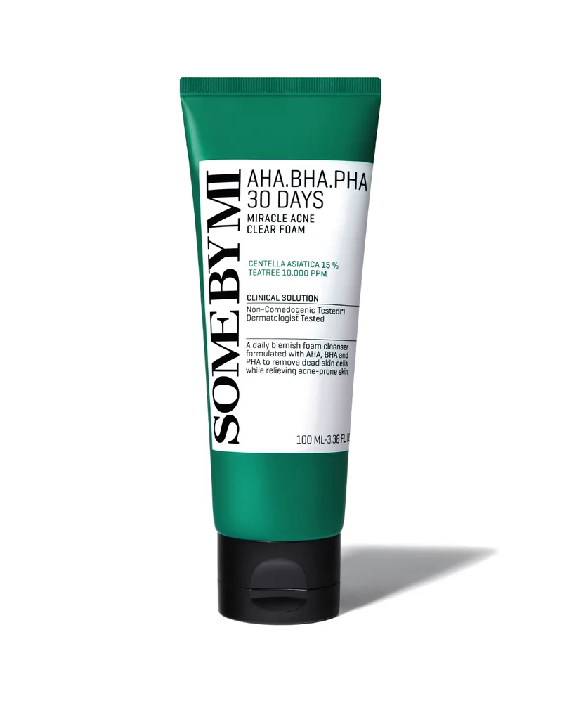 Tubo de AHA·BHA·PHA 30 Days Miracle Acne Clear Foam sobre fondo blanco