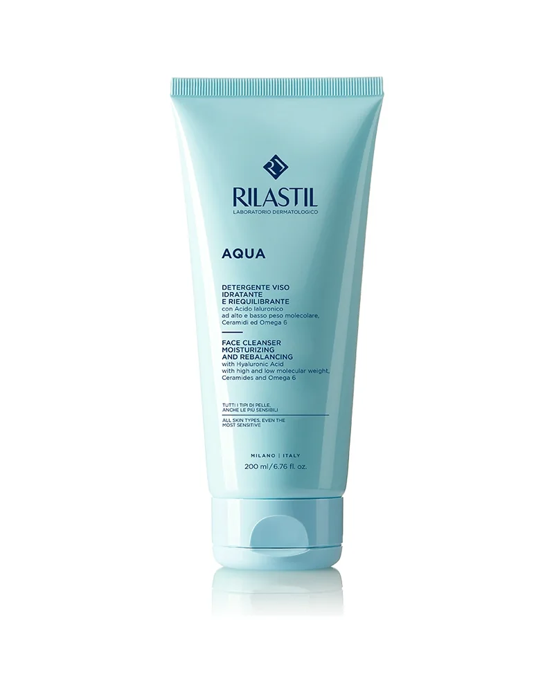 Envase de Aqua Limpiador Facial de Rilastil sobre fondo blanco