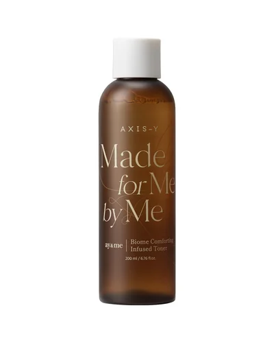 Botella de Biome Comforting Infused Toner sobre fondo blanco