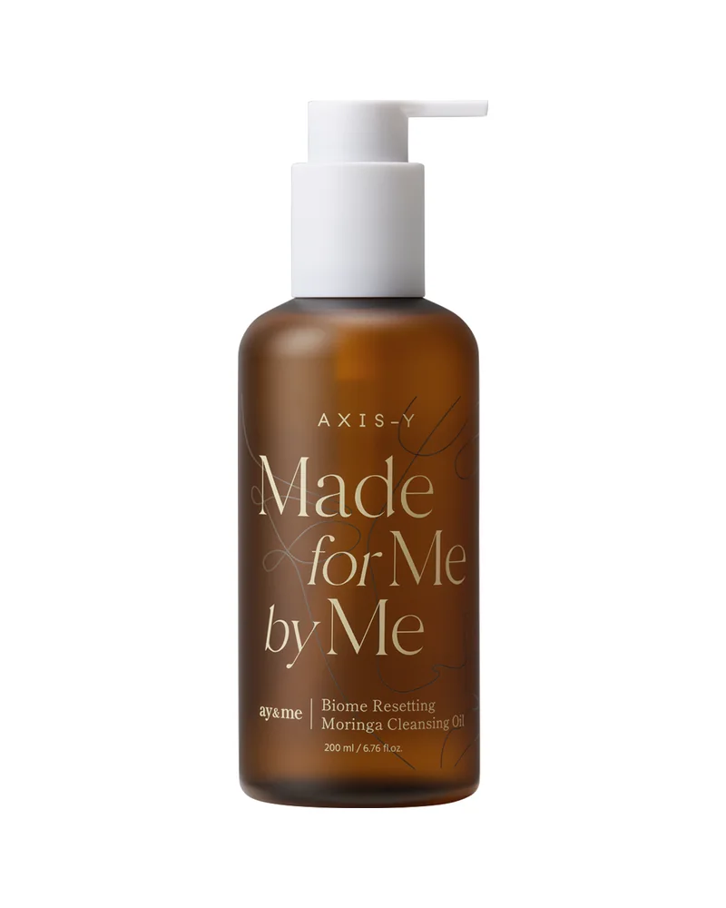 Botella con dosificador de Biome Resetting Moringa Cleansing Oil sobre fondo blanco
