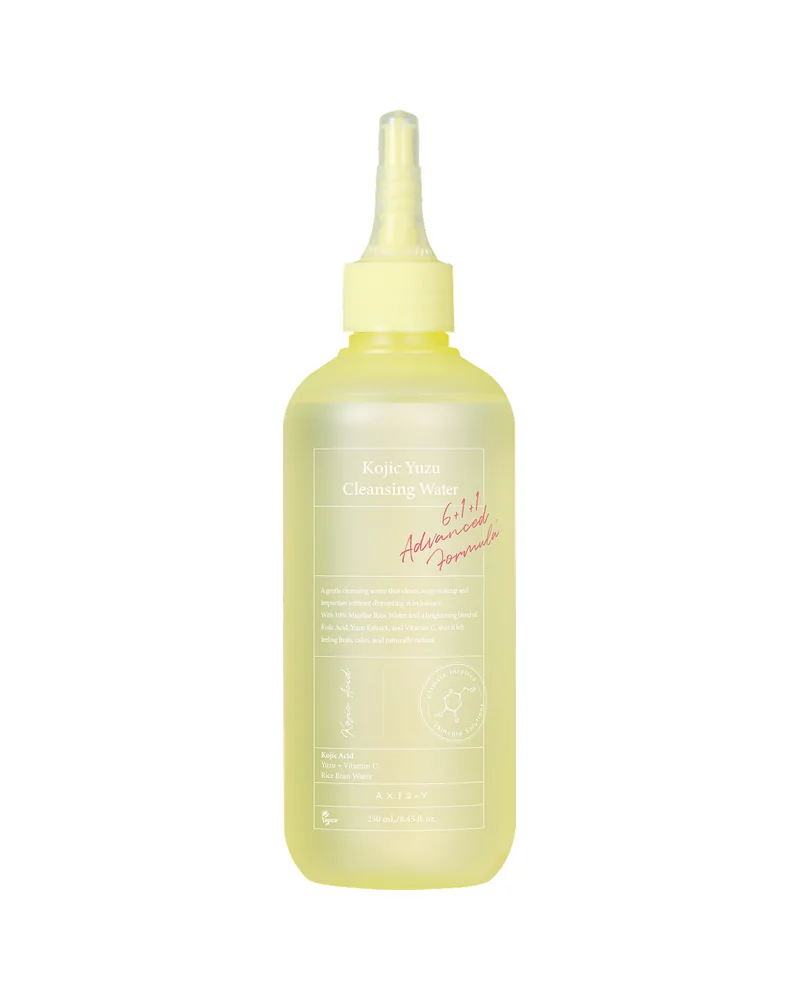 Botella de Kojic Yuzu Cleansing Water sobre fondo blanco