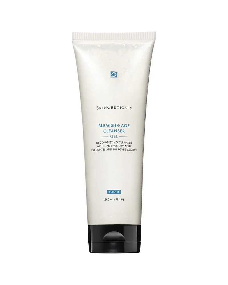 Envase de Blemish + Age Cleanser sobre fondo blanco