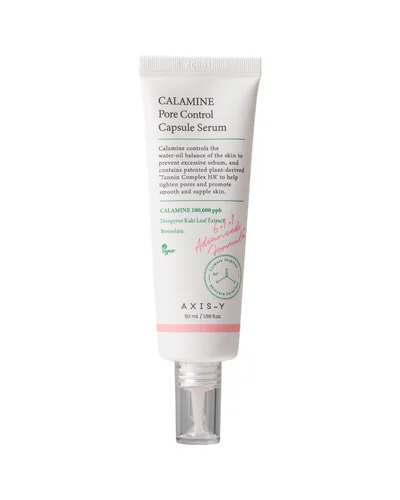 Tubo con dosificador de Calamine Pore Control Capsule Serum sobre fondo blanco