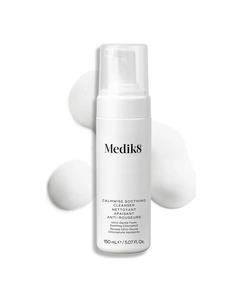 Envase de Calmwise Soothing Cleanser sobre fondo blanco, con una muestra de la textura al lado