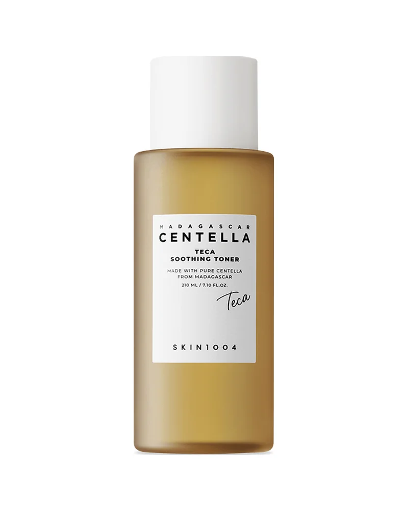 Envase de Madagascar Centella Teca Soothing Toner sobre fondo blanco