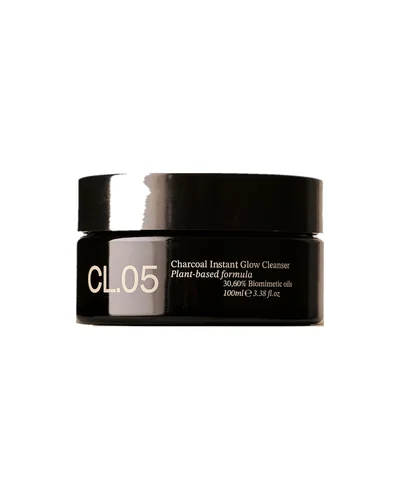 Envase de Charcoal Instant Glow Cleanser sobre fondo blanco