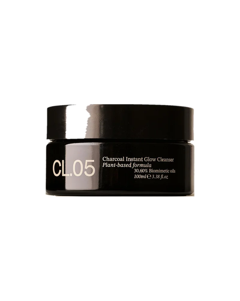 Envase de Charcoal Instant Glow Cleanser sobre fondo blanco