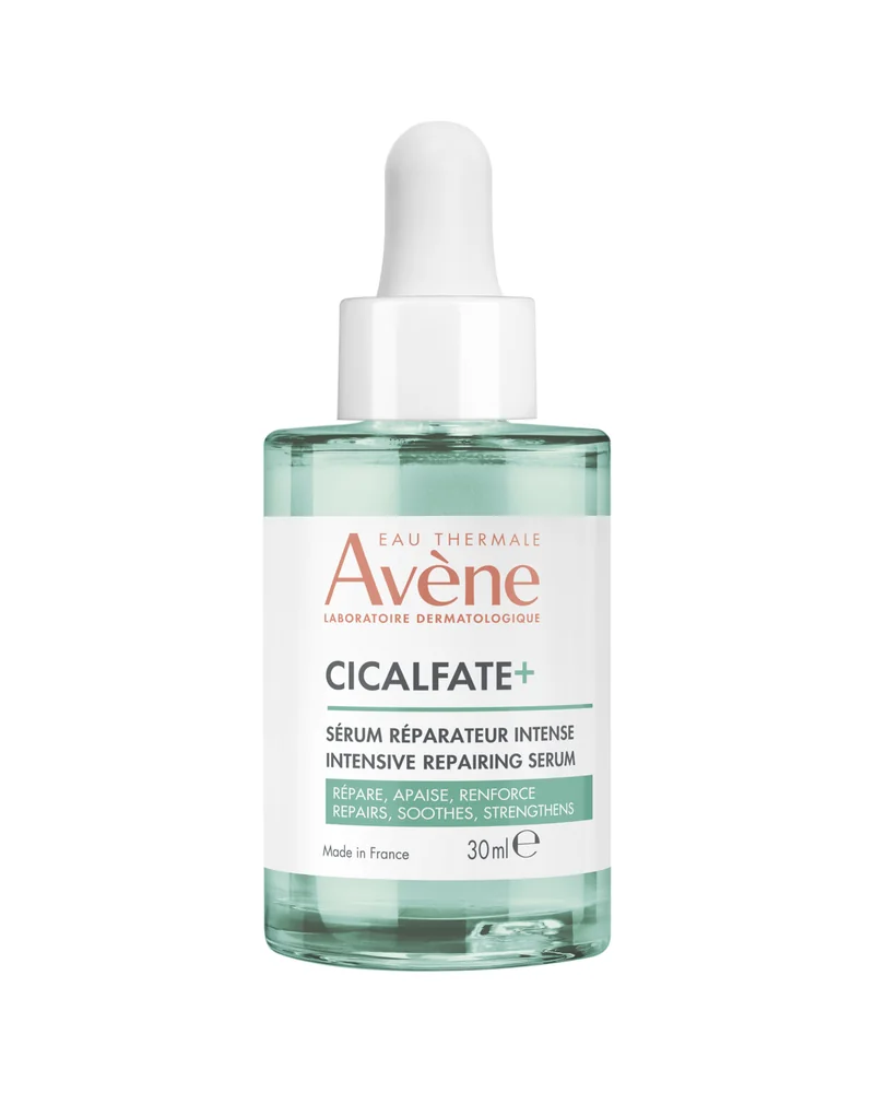 Envase de Cicalfate+ Sérum Reparador Intenso sobre fondo blanco