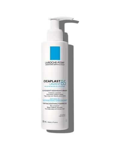 Envase de Cicaplast Lavant B5 sobre fondo blanco
