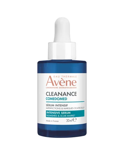 Envase de Cleanance Comedomed Sérum intensivo sobre fondo blanco