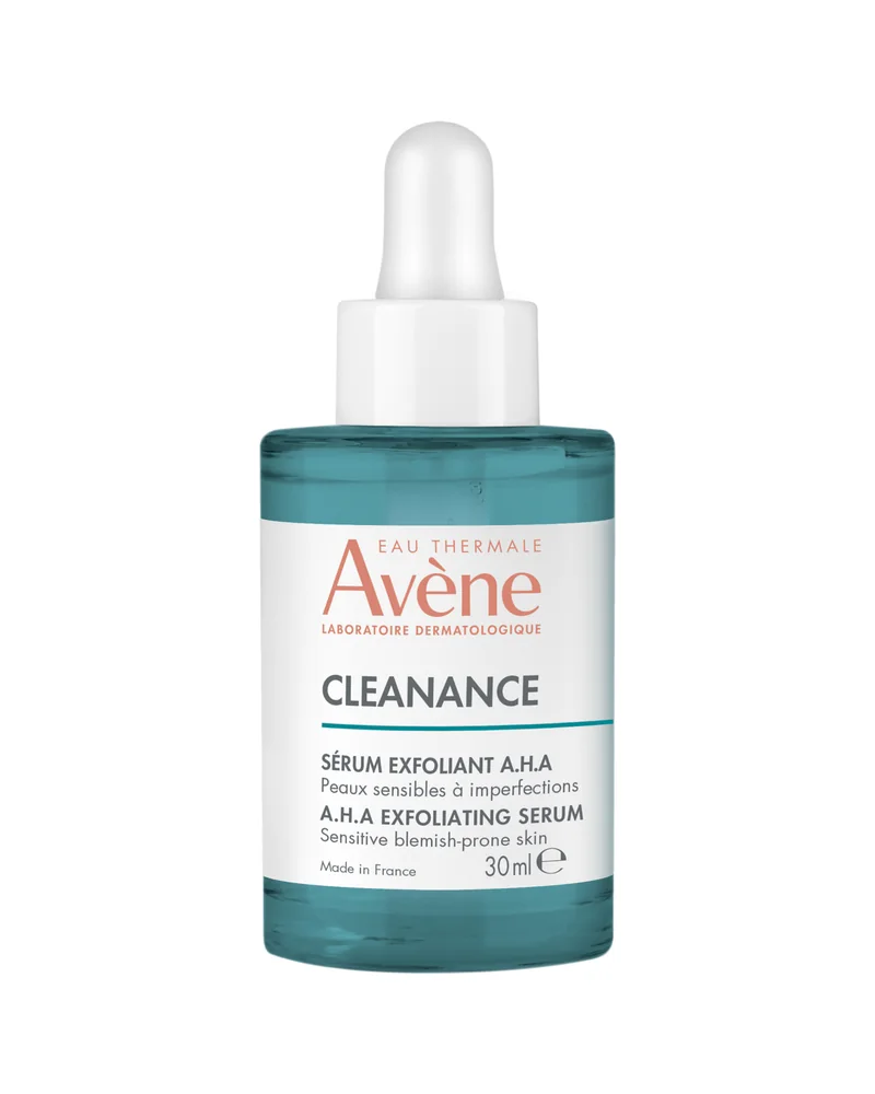 Envase de Cleanance Sérum exfoliante AHA sobre fondo blanco