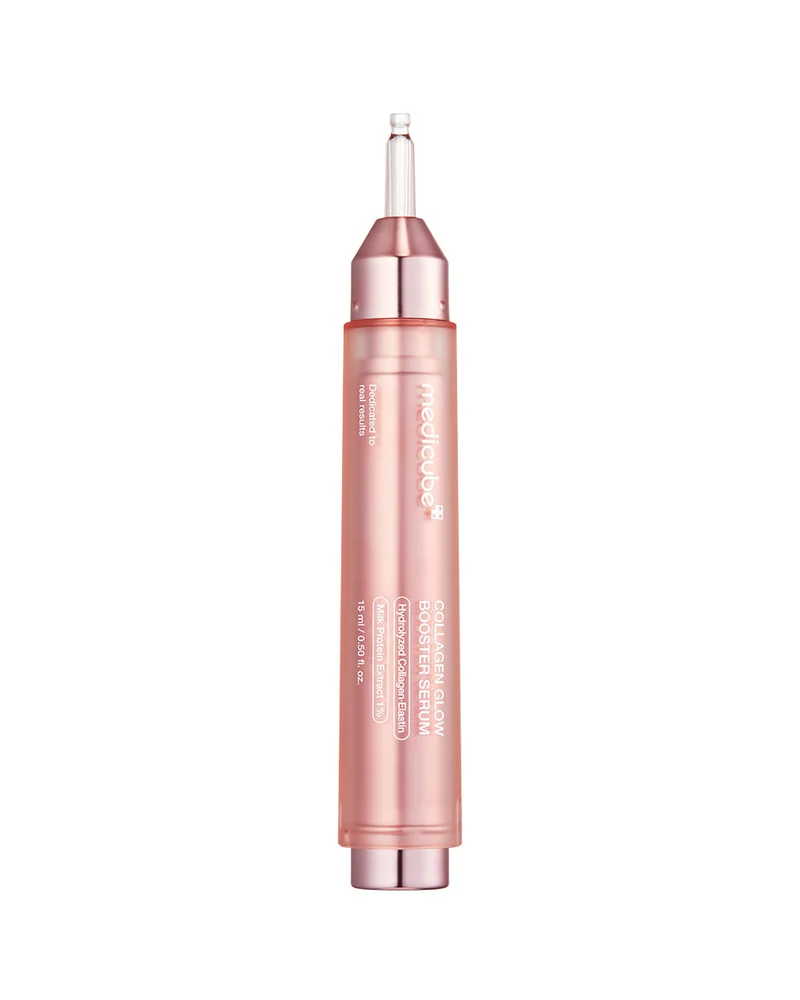 Envase tipo lápiz de Collagen Glow Booster Milk Serum sobre fondo blanco