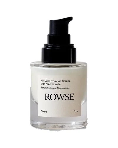 Envase de Crema Hidratante de Día con Niacinamida de Rowse sobre fondo blanco