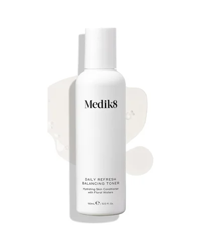 Envase de Daily Refresh Balancing Toner sobre fondo blanco, con una muestra de la textura al lado