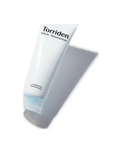 Envase de Dive In Cleansing Foam sobre fondo blanco