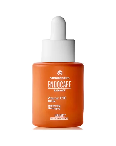 Envase de Endocare Radiance Vitamina C20 Sérum sobre fondo blanco