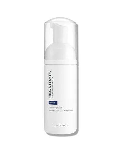 Envase de Skin Active Exfoliating Wash sobre fondo blanco