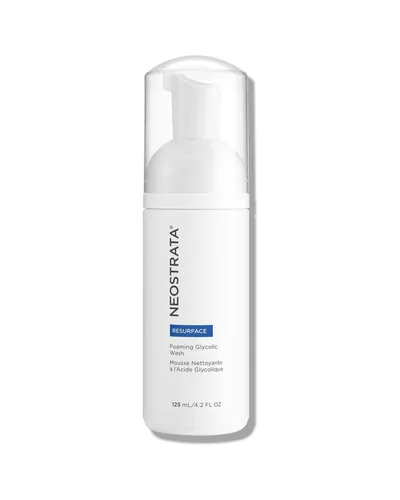 Envase de Resurface Foaming Glycolic Wash sobre fondo blanco