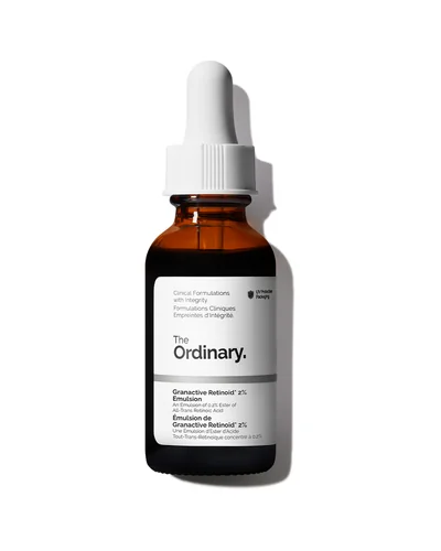 Envase de Granactive Retinoid 2% Emulsion sobre fondo blanco
