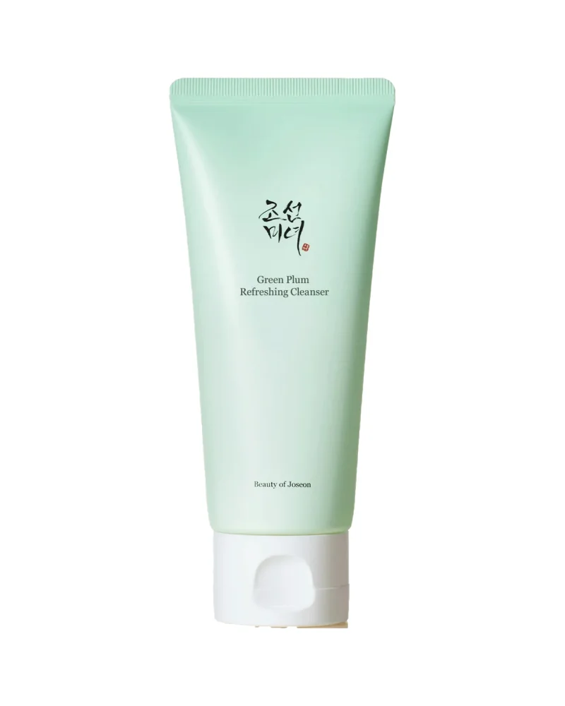 Envase de Green Plum Refreshing Cleanser sobre fondo blanco