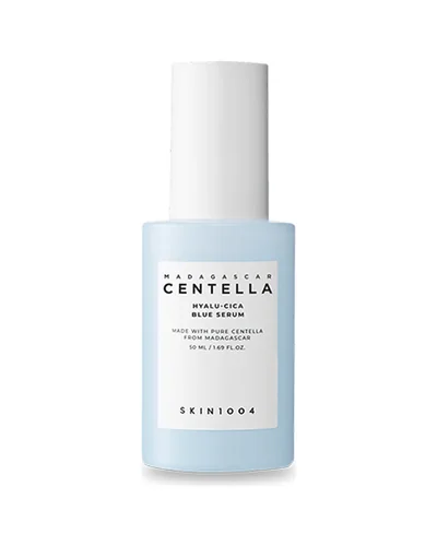 Envase de Madagascar Centella Hyalu-Cica Blue Serum sobre fondo blanco