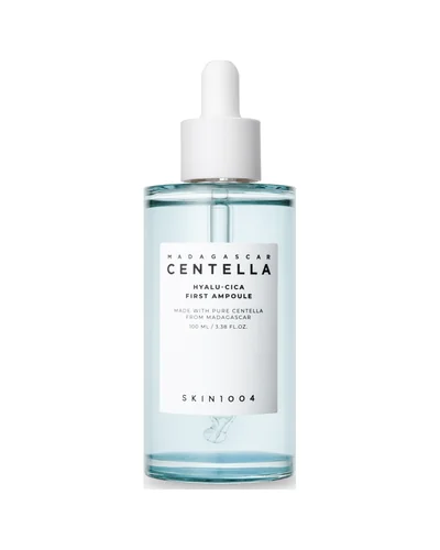 Envase de Madagascar Centella Hyalu-Cica First Ampoule sobre fondo blanco
