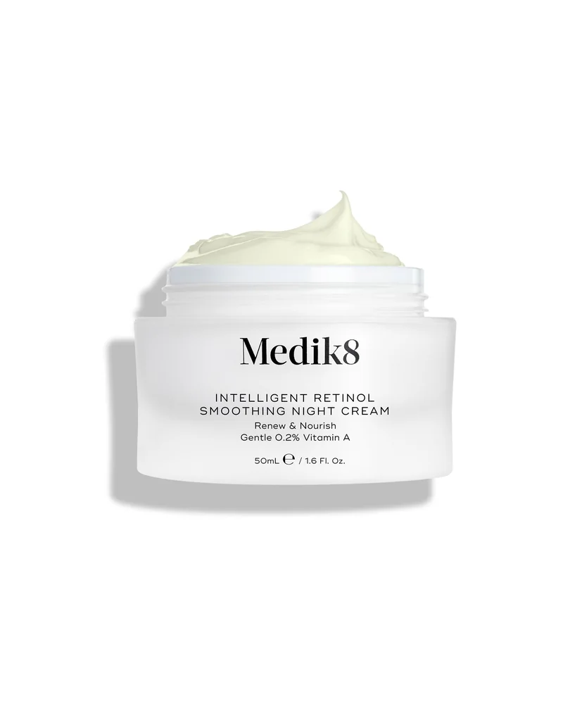 Envase de Intelligent Retinol Smoothing Night Cream sobre fondo blanco, abierto