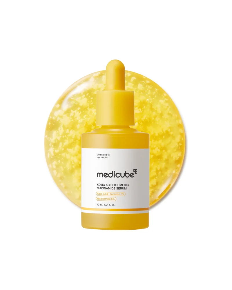 Frasco con cuentagotas de Kojic Acid Turmeric Capsule Serum sobre un círculo de gel amarillo