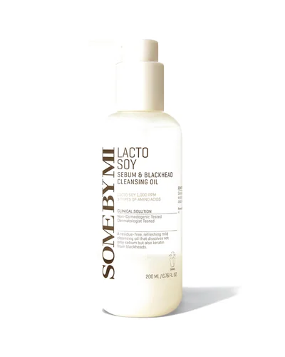 Frasco con dosificador de Lactosoy Sebum & Blackhead Cleansing Oil sobre fondo blanco