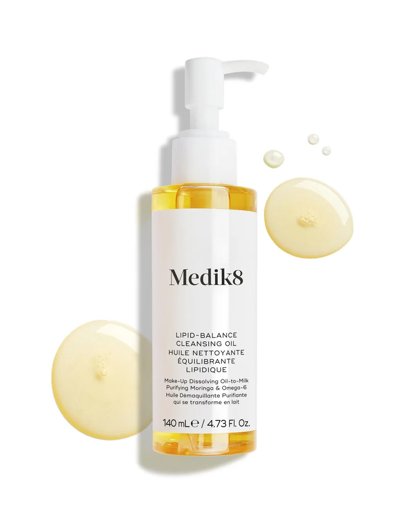 Envase de Lipid-Balance Cleansing Oil sobre fondo blanco, con una muestra de la textura al lado
