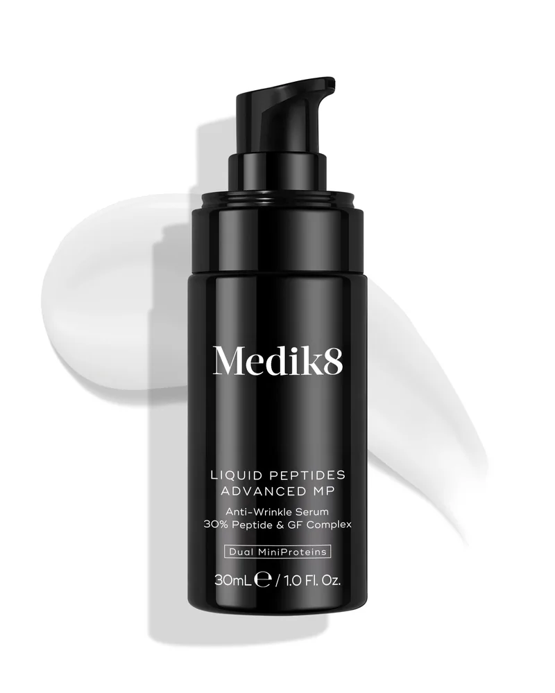 Envase de Liquid Peptides Advanced MP sobre fondo blanco, con una muestra de la textura al lado