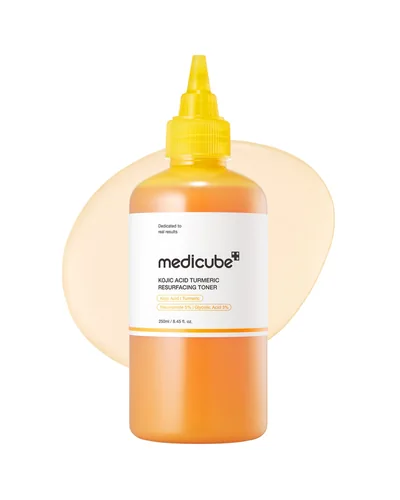 Frasco de Kojic Acid Turmeric Toner sobre fondo blanco