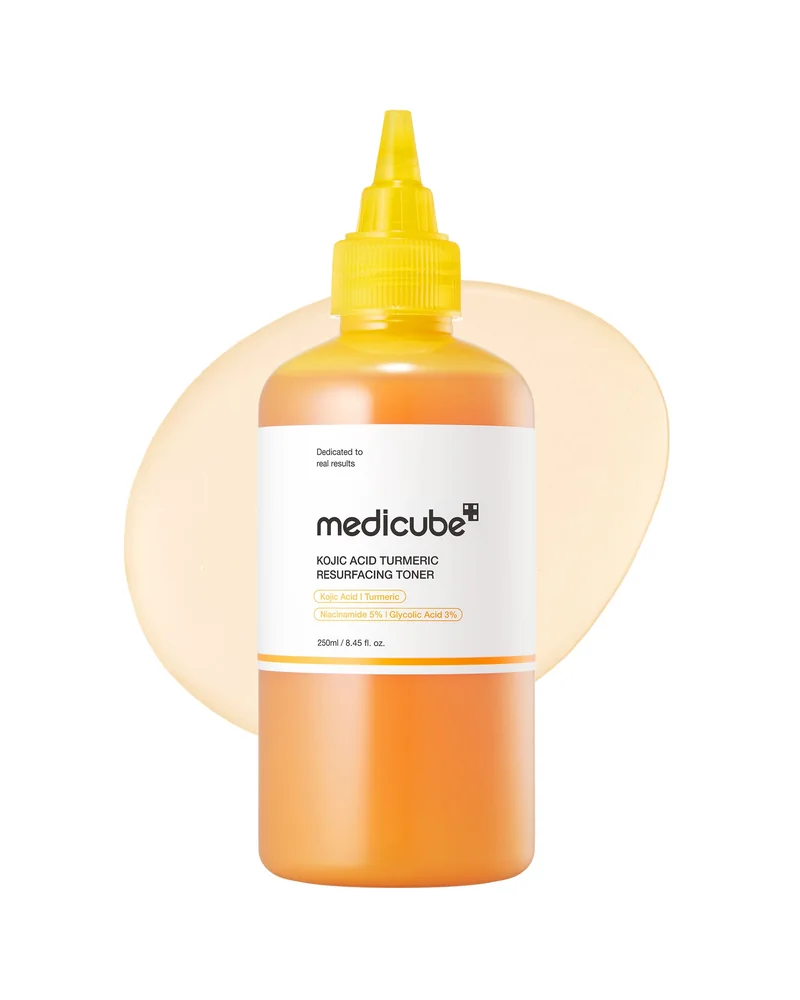 Frasco de Kojic Acid Turmeric Toner sobre fondo blanco