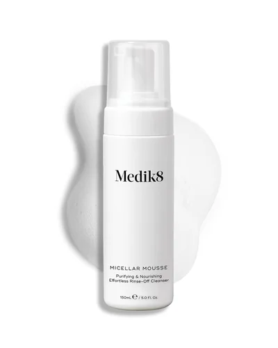 Envase de Micellar Mousse sobre fondo blanco, con una muestra de la textura al lado