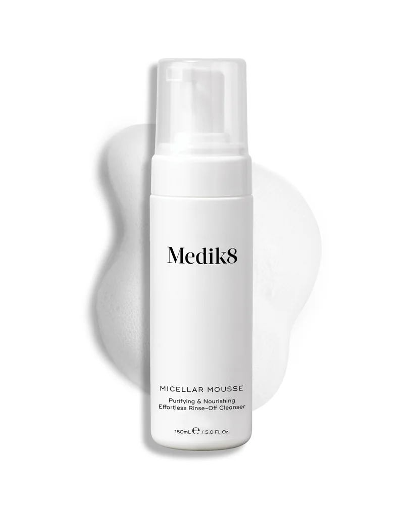 Envase de Micellar Mousse sobre fondo blanco, con una muestra de la textura al lado