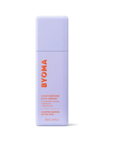 Frasco con dosificador de Moisturising Rich Cream sobre fondo blanco