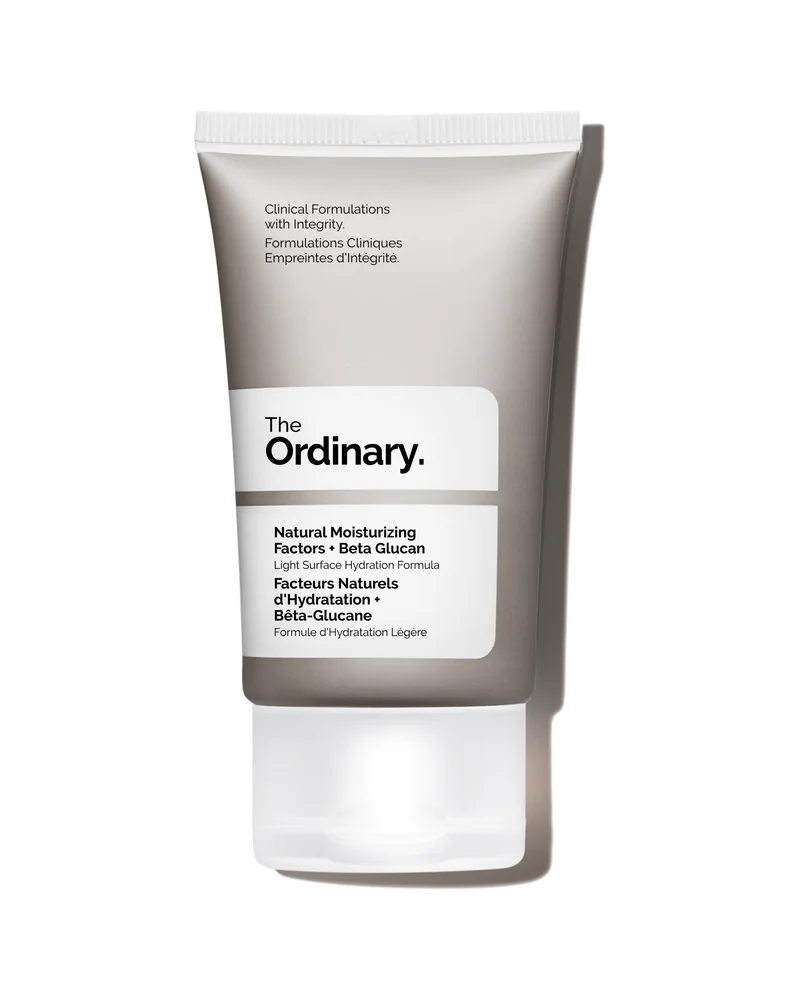 Envase de Natural Moisturizing Factors + Beta Glucan sobre fondo blanco