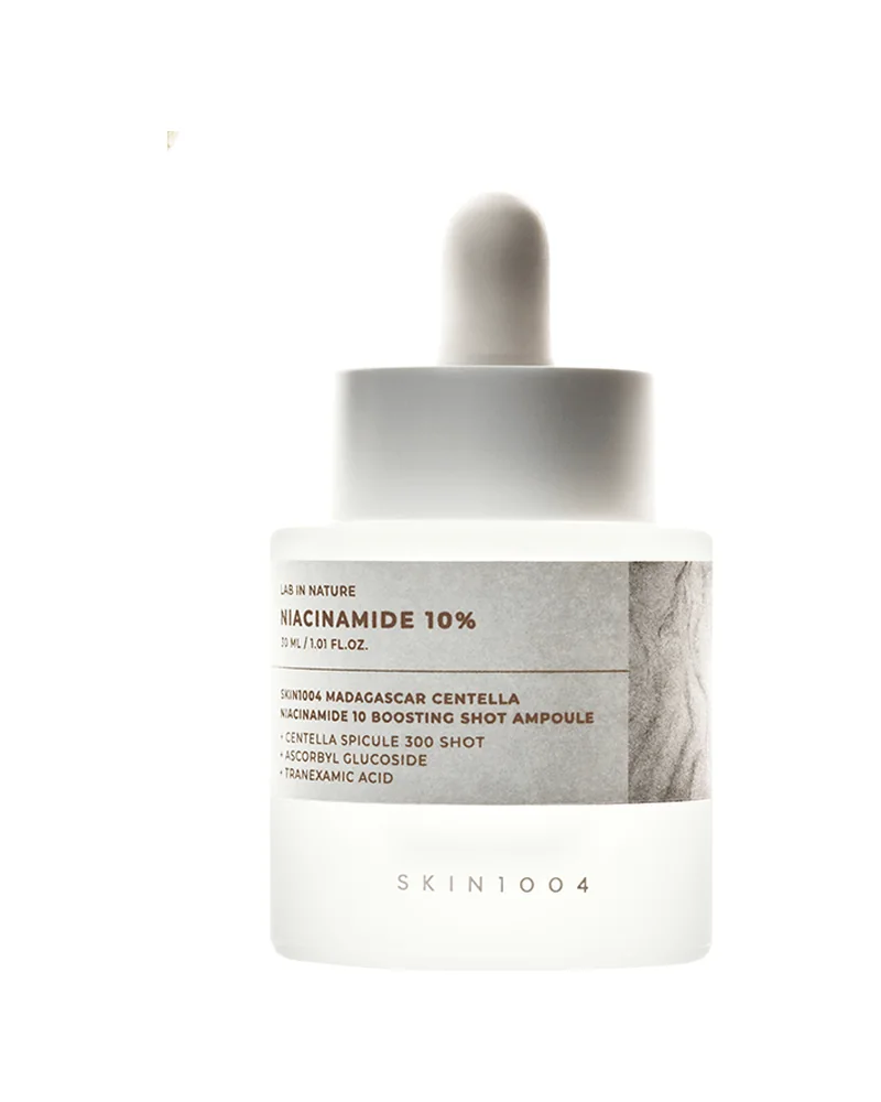 Envase de Madagascar Centella Niacinamide 10 Boosting Shot Ampoule sobre fondo blanco