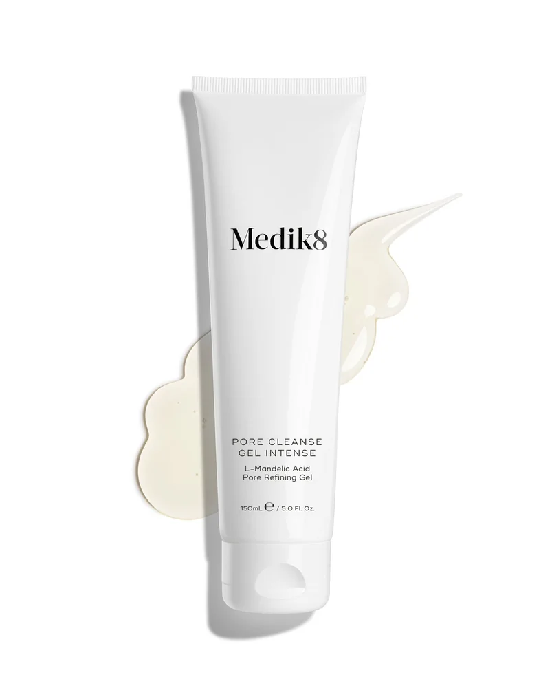 Envase de Pore Cleanse Gel Intense sobre fondo blanco, con una muestra de la textura al lado