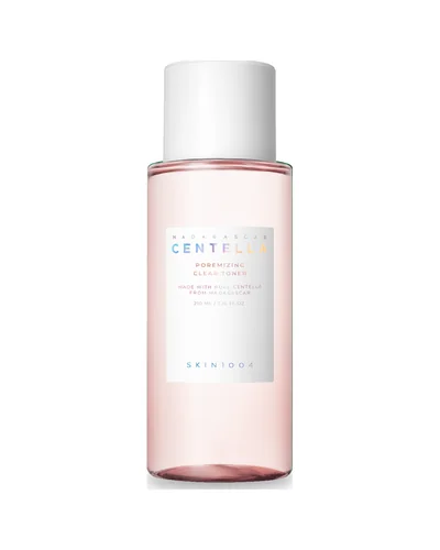Envase de Madagascar Centella Poremizing Clear Toner sobre fondo blanco