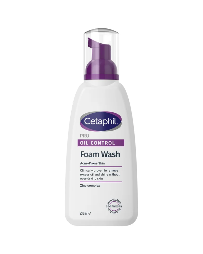 Envase con dosificador de espuma de Cetaphil PRO Oil Control Espuma Limpiadora sobre fondo blanco