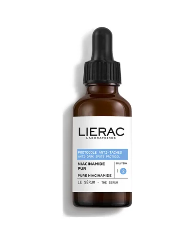 Frasco con cuentagotas de Protocolo Antimanchas El Sérum de Lierac sobre fondo blanco