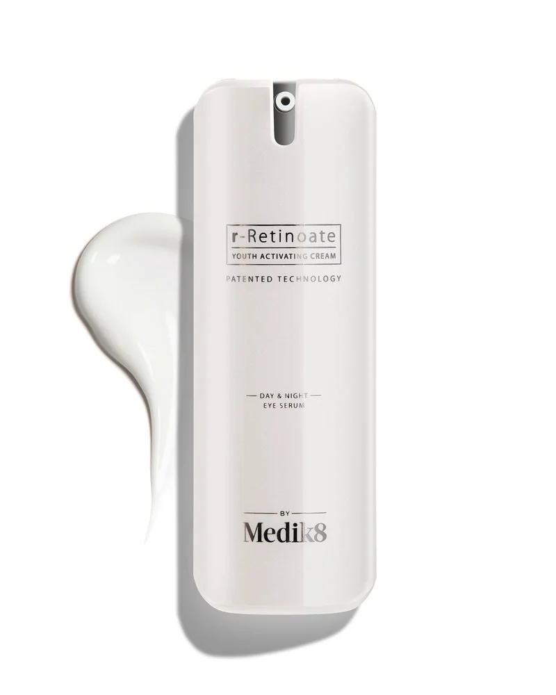 Envase de r-Retinoate Day & Night Eye Serum sobre fondo blanco, con una muestra de la textura al lado