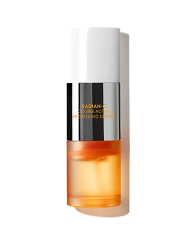 Frasco de dos cámaras de Radian-C Double Active Brightening Essence sobre fondo blanco